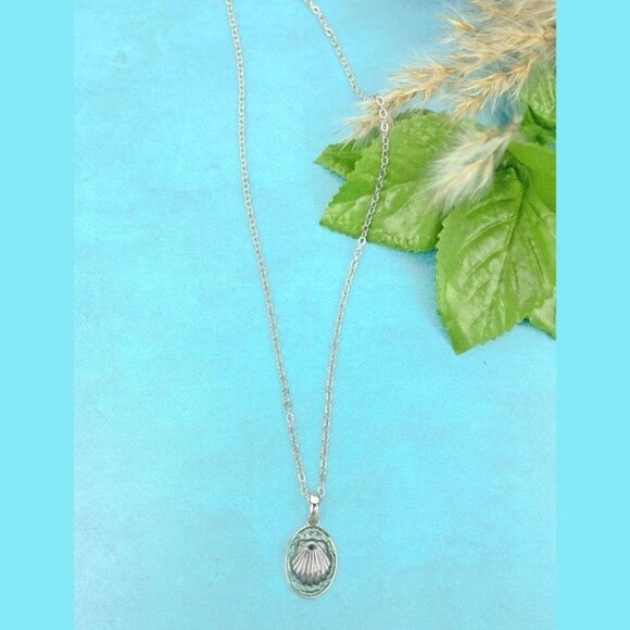 NO 3 Silver & Green Resin Seaside Clamshell Medallion Necklace NWT - Picture 2 of 5